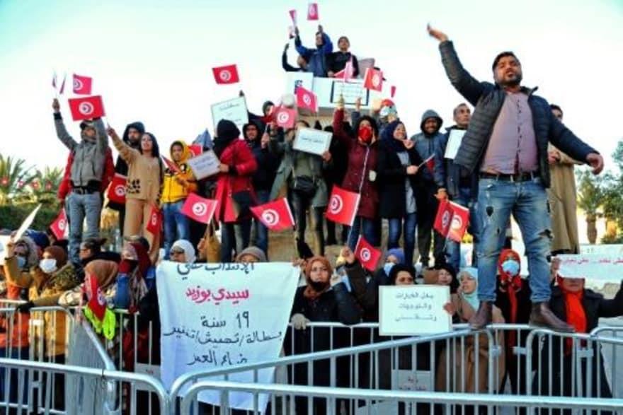 خريجون تونسيون عاطلون عن العمل يرددون شعارات خلال 