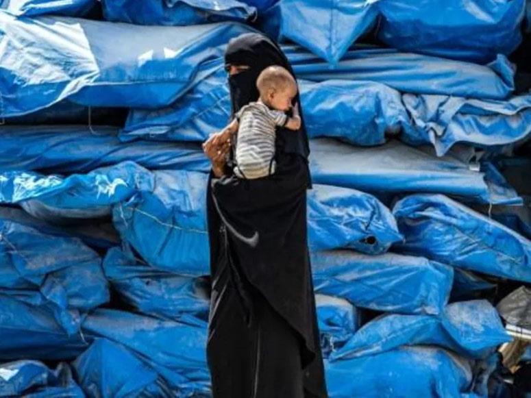 امرأة مع طفلها في مخيم الهول للنازحين بمحافظة الحس
