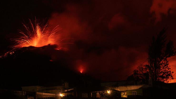 انبعاث الحمم من بركان كومبري فييخا في جزيرة لا بال