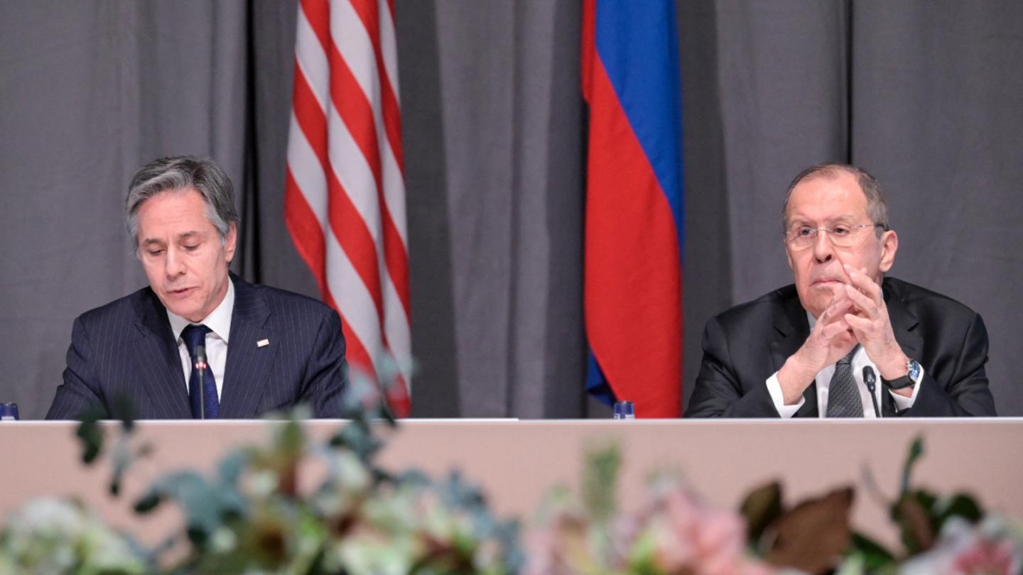 وزيرا الخارجية الأميركي (إلى اليسار) والروسي خلال 