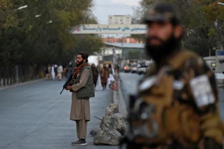 اتهام طالبان باحتجاز رهائن وإعدام مدنيين عزل