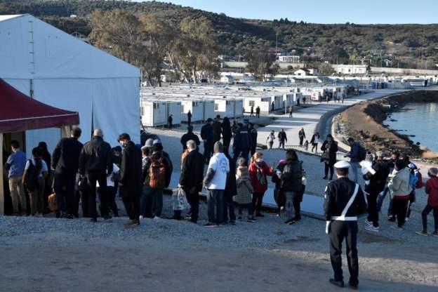 البابا يزور مخيما لطالبي اللجوء في اليونان 