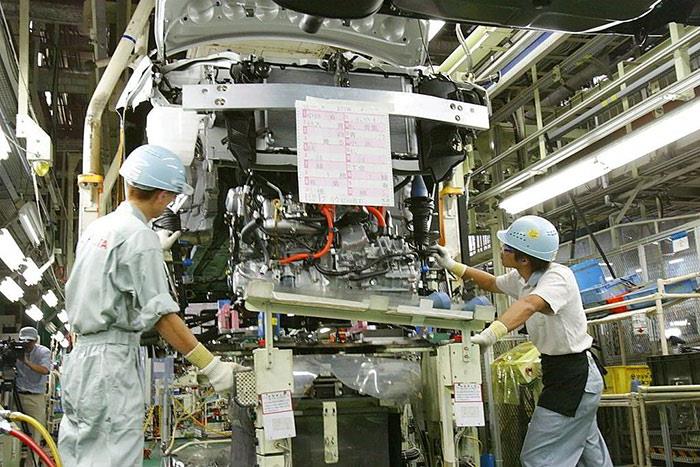 تويوتا تعلق إنتاج مصنعين في اليابان