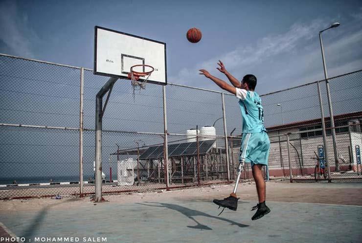 أحمد أبو دقن يمارس كرة السلة