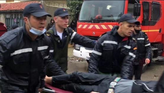 مسعفون في المغرب بعد حادث معمل النسيج في طنجة