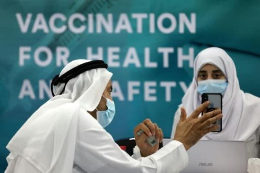  رجل يسجل بياناته قبل تلقي اللقاح المضاد لفيروس كو