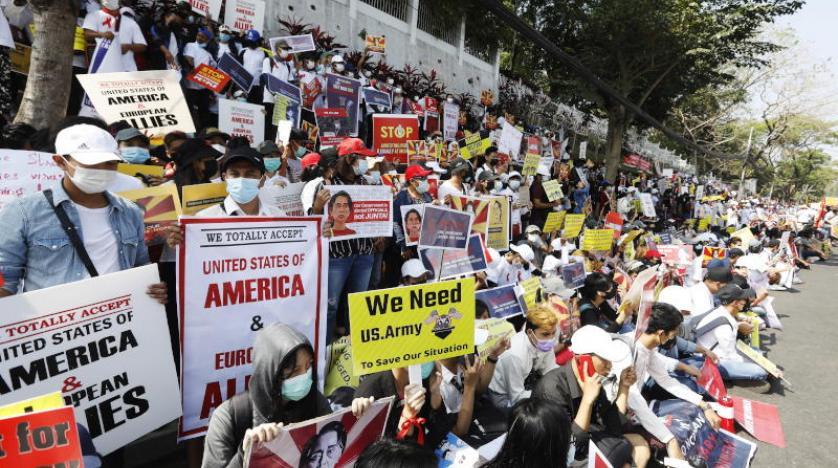 متظاهرون أمام السفارة الأميركية في رانغون