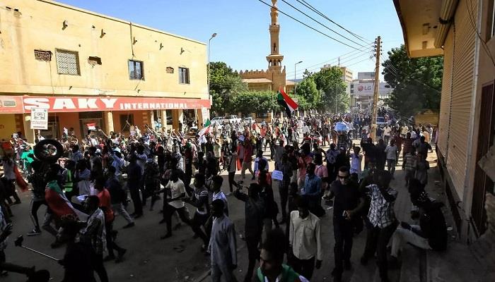 متظاهرون سودانيون يطالبون بالعدالة للذين قتلوا في 