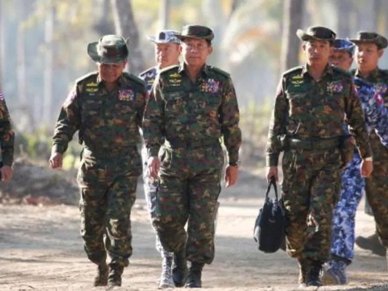 قائد جيش بورما مين اونغ هلاينغ (وسط) وكبار القادة 