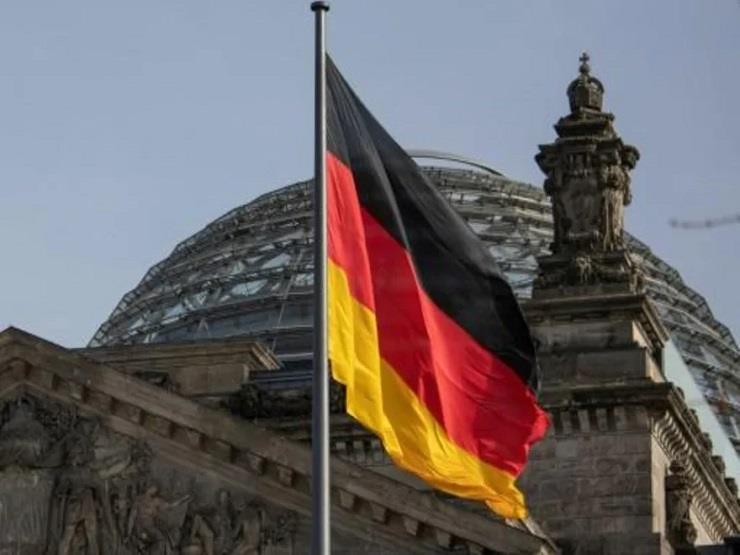 علم ألماني يرفرف أمام مبنى الرايخستاغ الذي يضم مجل