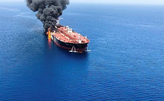 انفجار سفينة شحن إسرائيلية في خليج عمان