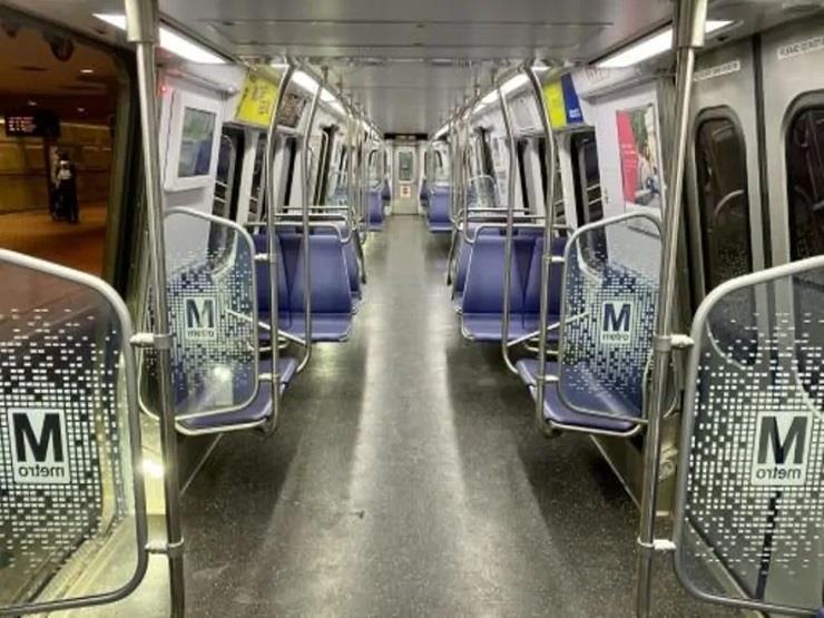 عربة مترو فارغة في واشنطن