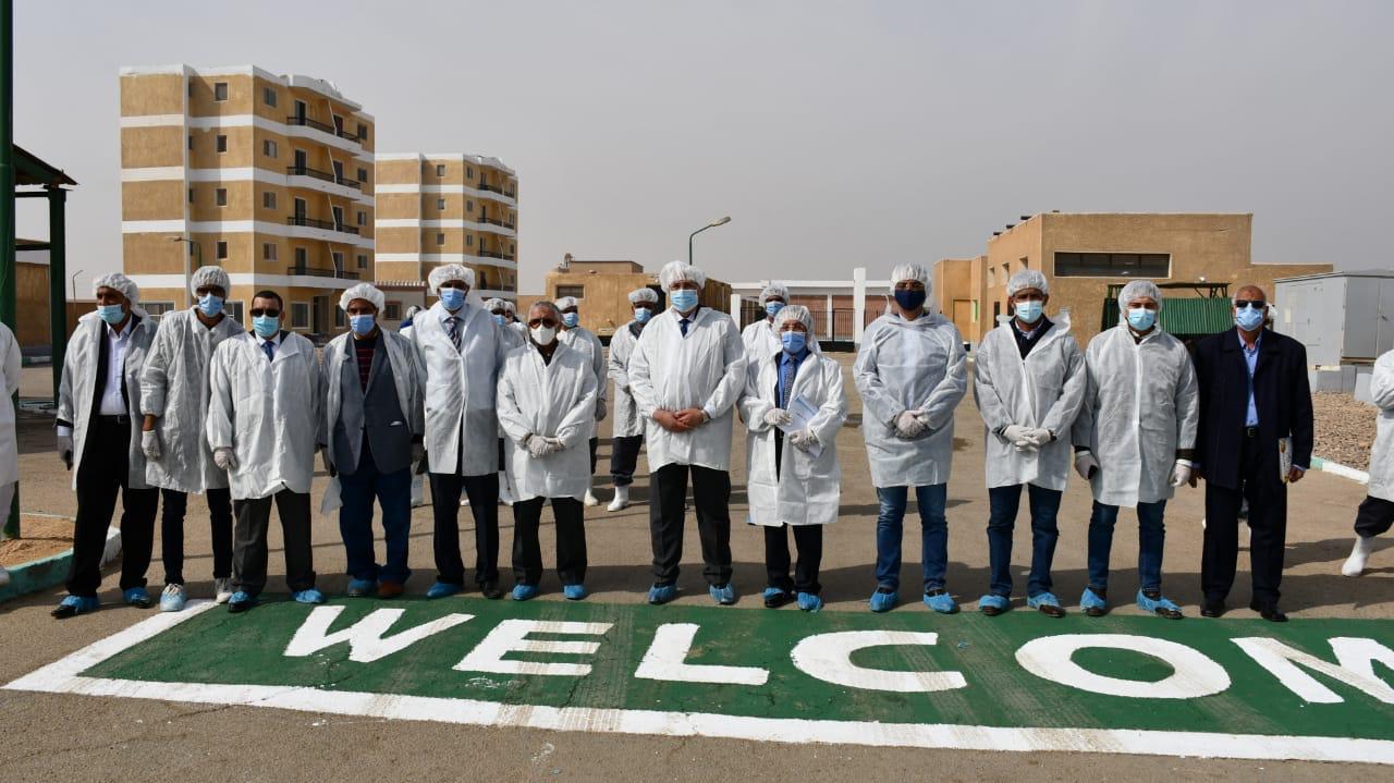 وزير الزراعة يتفقد مشروع البيض المطور