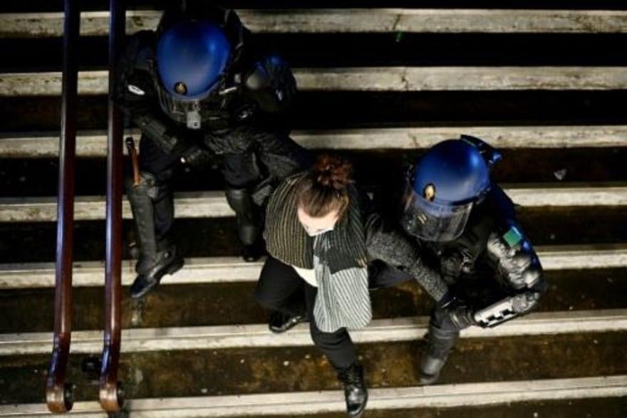 شرطيان يوقفان متظاهرة في باريس 