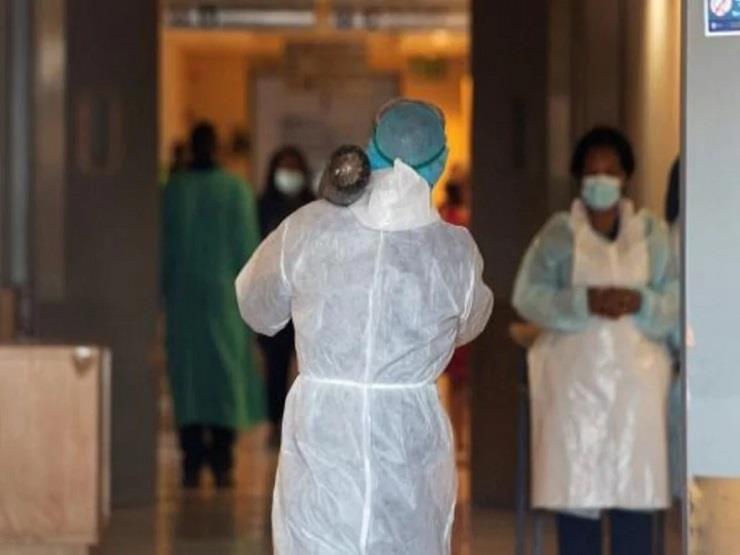 ممرض جنوب إفريقي يحمل قارورة أكسيجين في مستشفى كاي