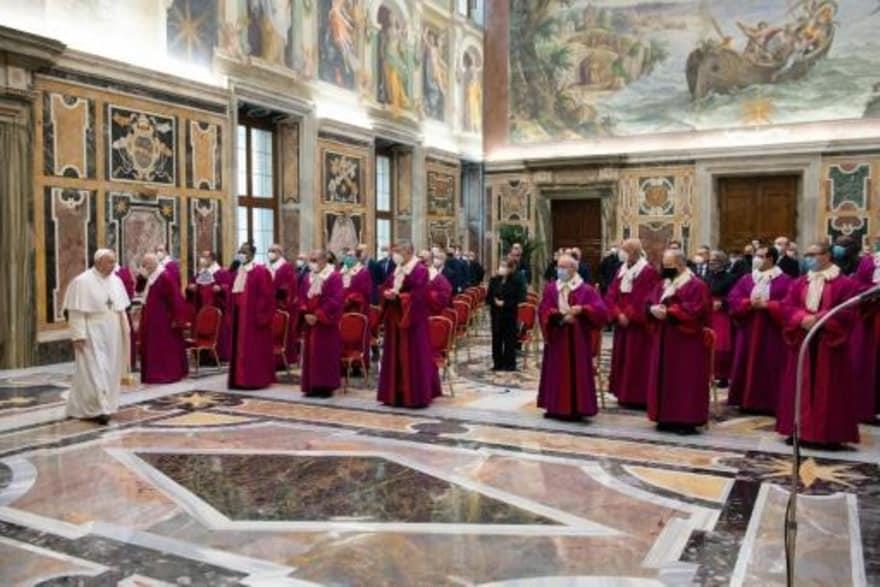 البابا فرنسيس (إلى اليسار) خلال لقاء في الفاتيكان