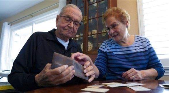 رجل يسترجع محفظته بعد 53 عاماً من فقدها
