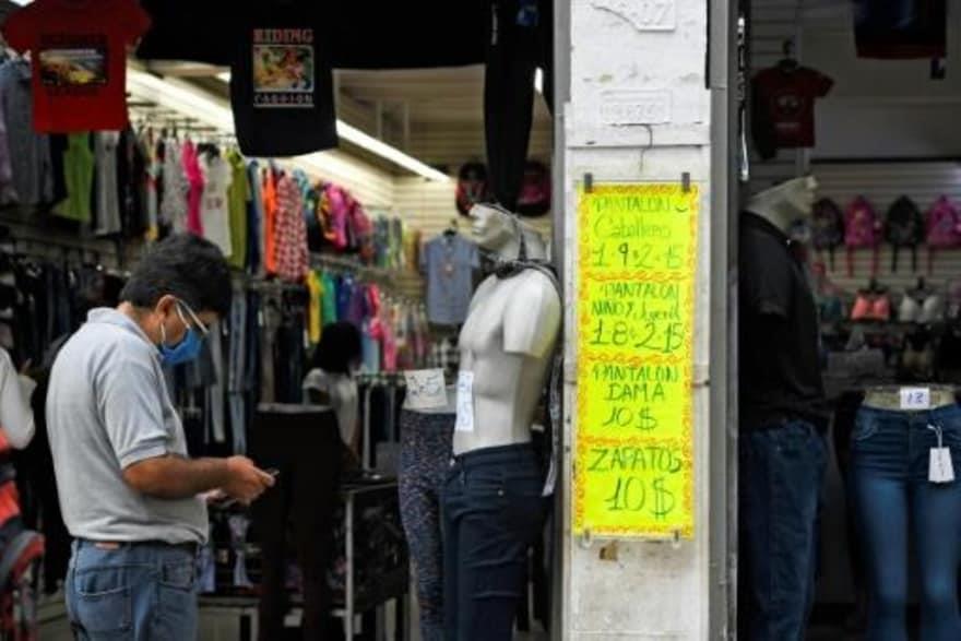 متجر يعرض بضائعه بالدولار في كراكاس