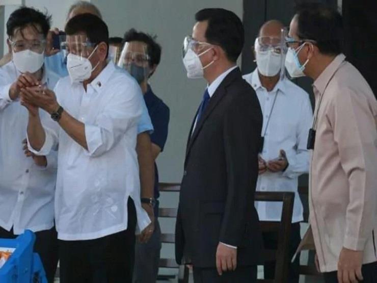 الرئيس الفيليبيني رودريغو دوتيرتي خلال تسلّم اللقا