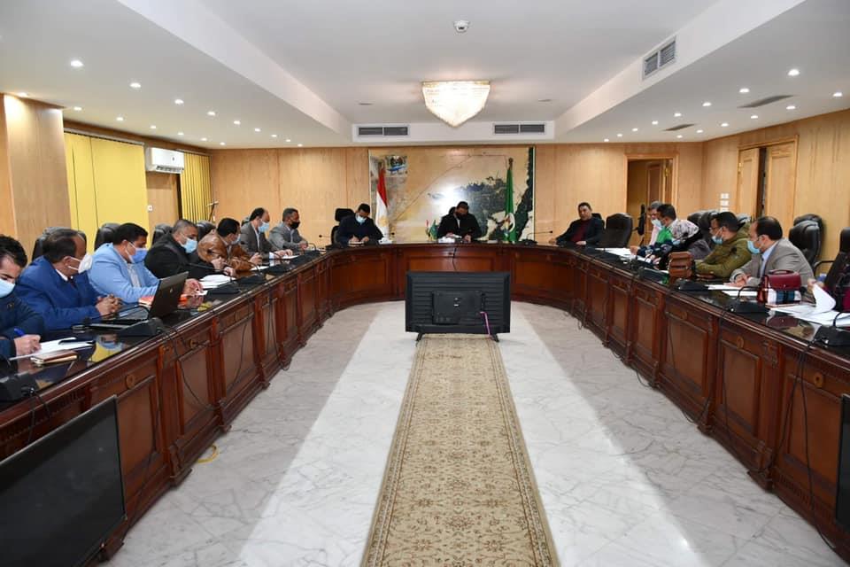 محافظ الفيوم يقود اجتماع لمناقشة مشروعات الصرف الصحى