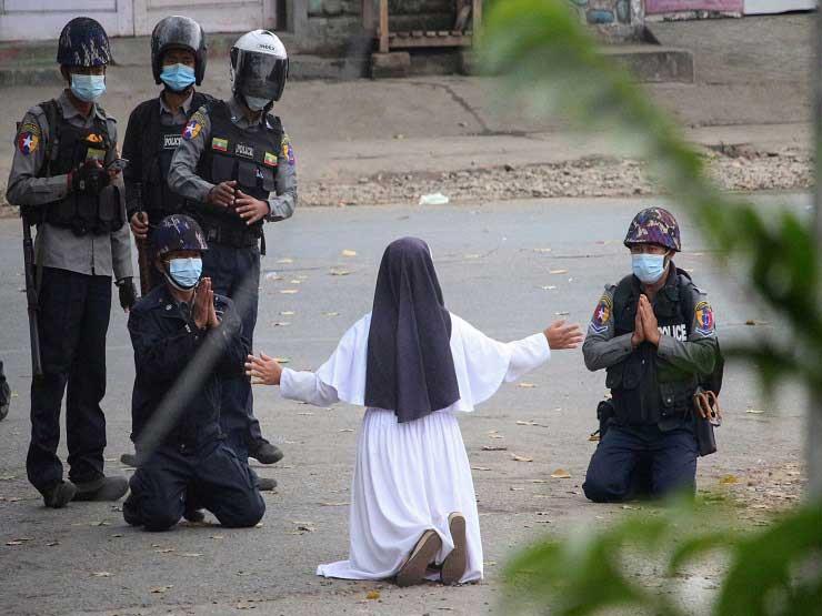 راهبة تركع أمام شرطة مينمار لوقف العنف