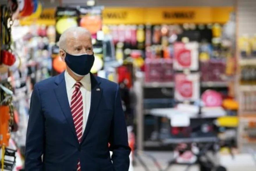 الرئيس الأميركي جو بايدن خلال زيارته لمحل معدات في