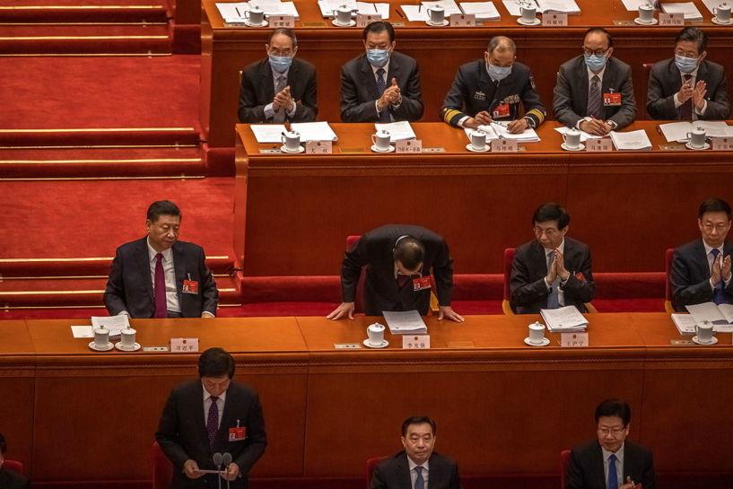 الرئيس الصيني شي جينبينغ (وسط) في مجلس الشعب في بك