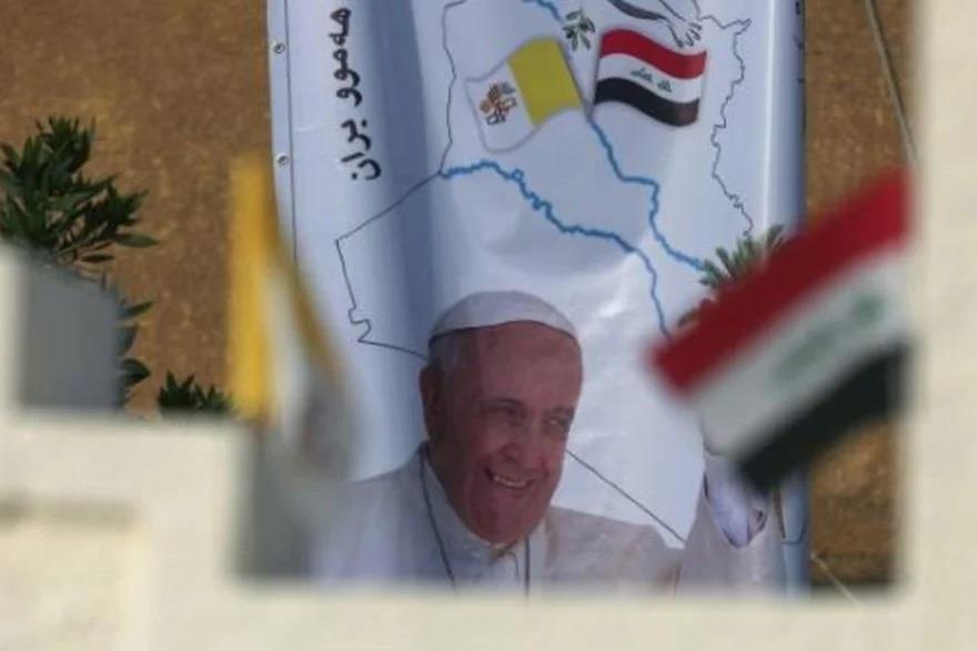 صورة البابا وأعلام العراق أمام كاتدرائية القديس يو
