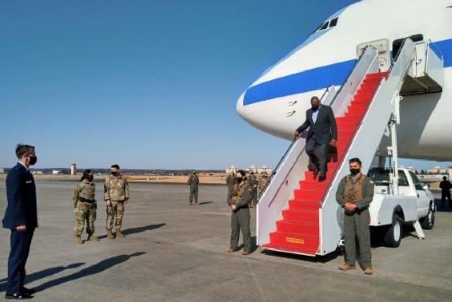 وزير الدفاع الأميركي لويد أوستن لدى وصوله إلى طوكي