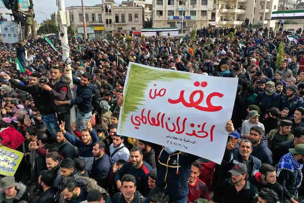 آلاف السوريين يتظاهرون في إدلب 
