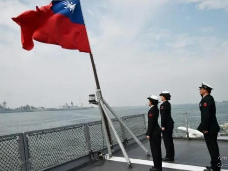 بحارة تايوانيين امام علم الجزيرة على متن إحدى السف