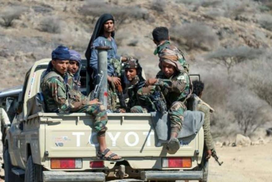 مقاتلون موالون للحكومة اليمنية قرب مدينة تعز في 16
