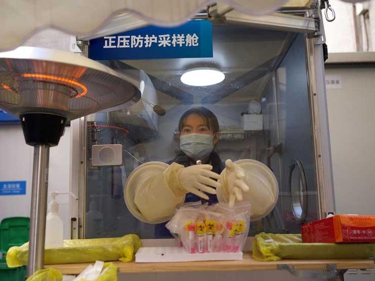 أحد مستشفيات بكين امام مسحات مخصصة للكشف عن فيروس 