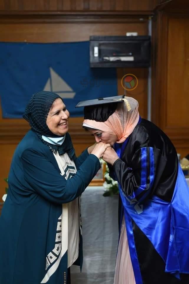 الأم المثالية ببورسعيد مع ابنتها