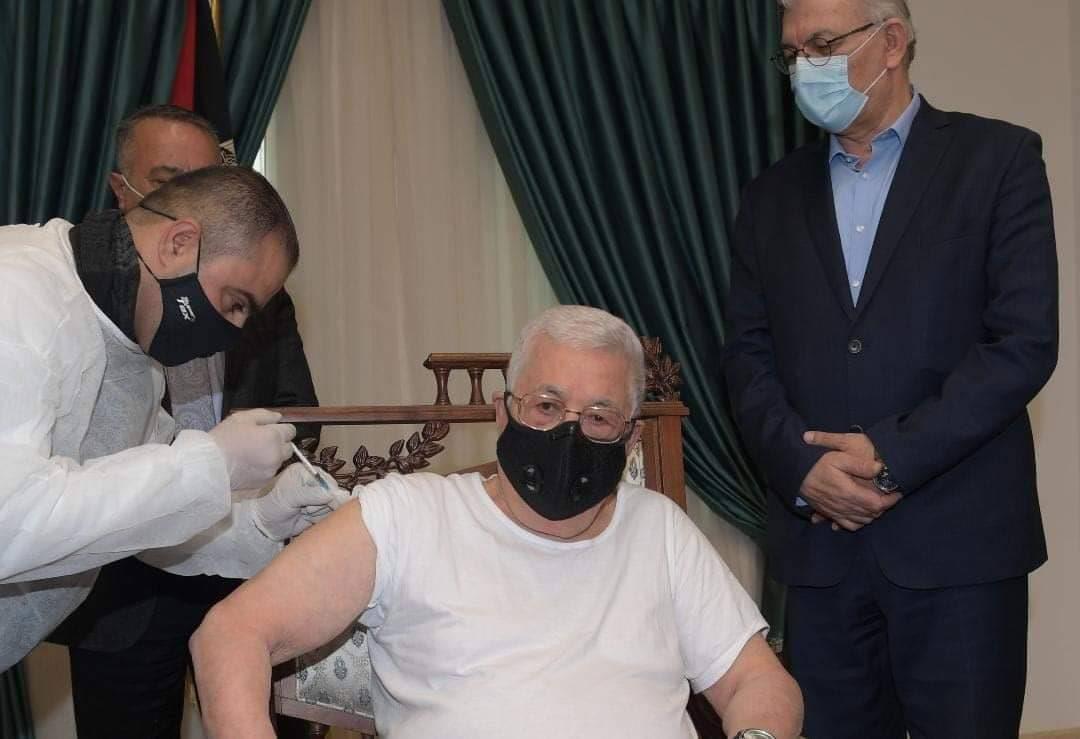 الرئيس الفلسطيني يتلقى اللقاح