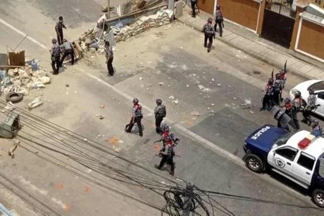 قوات الأمن تزيل حاجزا في أحد شوارع رانغون