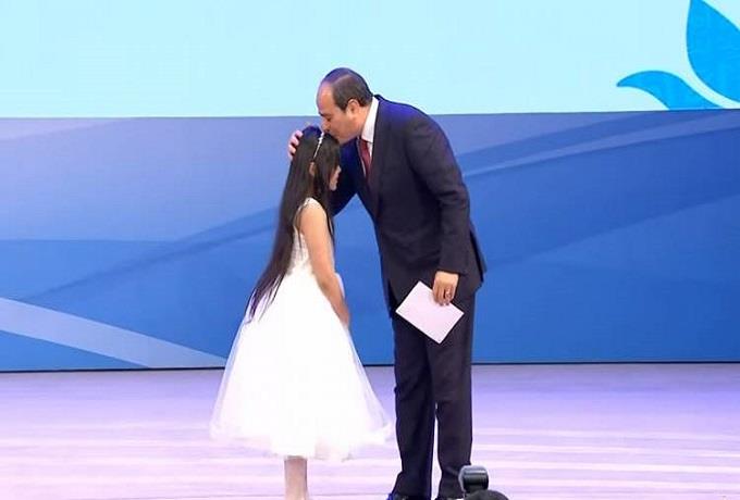 الرئيس السيسي يقبل رأس طفلة في احتفالية عيد الأم