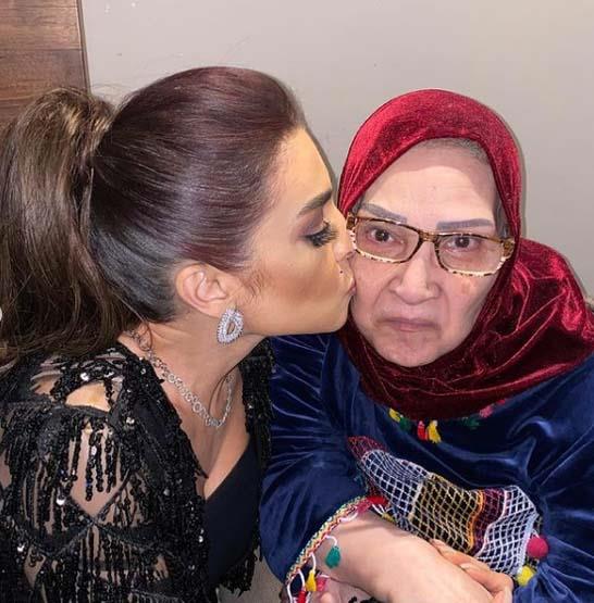 روجينا ووالدتها 2