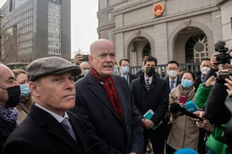 وليام كلاين (وسط) من سفارة واشنطن في بكين وجيم نيك