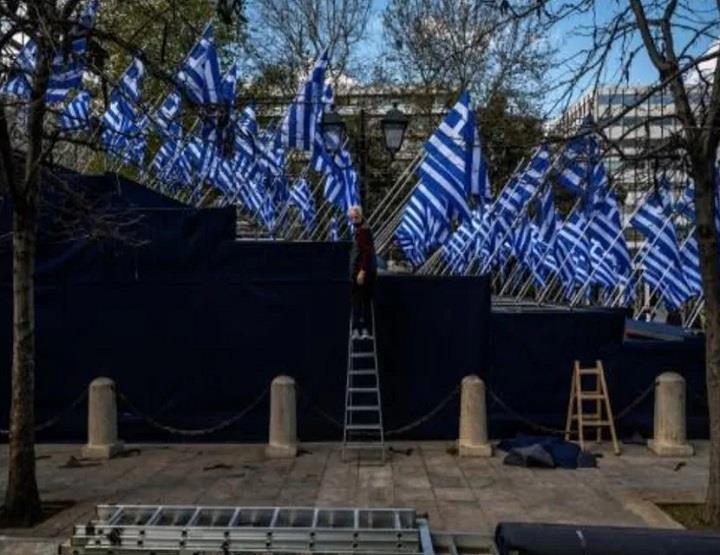  اعلام يونانية في ساحة سينتاغما باثينا بمناسبة الا