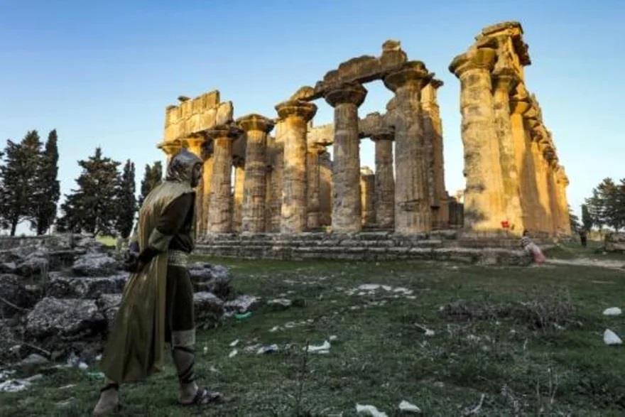 ممثل يرتدي زيّاً تاريخياً قرب معبد زيوس في مدينة ق