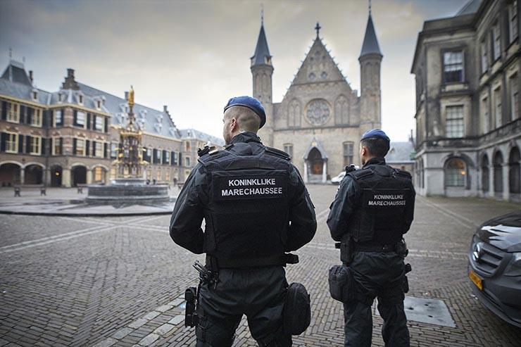 أغلقت الشرطة مبنى Binnenhof