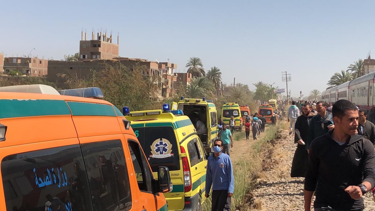 58 سيارة اسعاف لنقل ضحايا تصادم قطارين في سوهاج