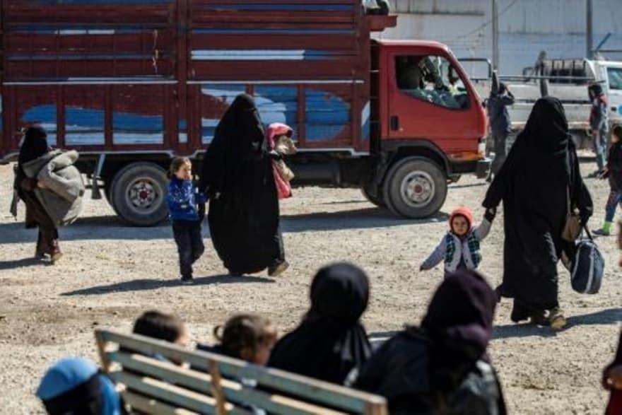 نساء وأطفال خلال إعادة قسم من المتواجدين في مخيم ا