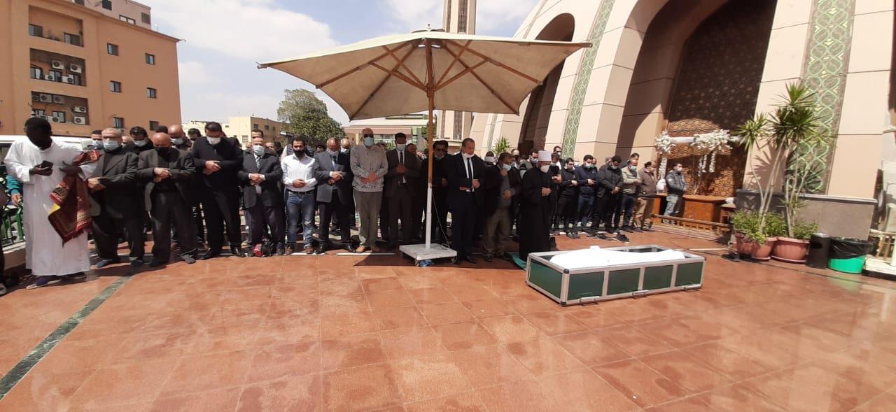 أسامة الأزهري يؤم المصلين في جنازة الداعية محمد وه