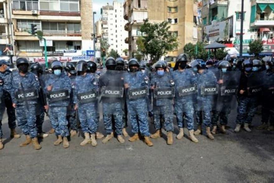عناصر من قوات الأمن اللبنانية قبل تظاهرة في بيروت
