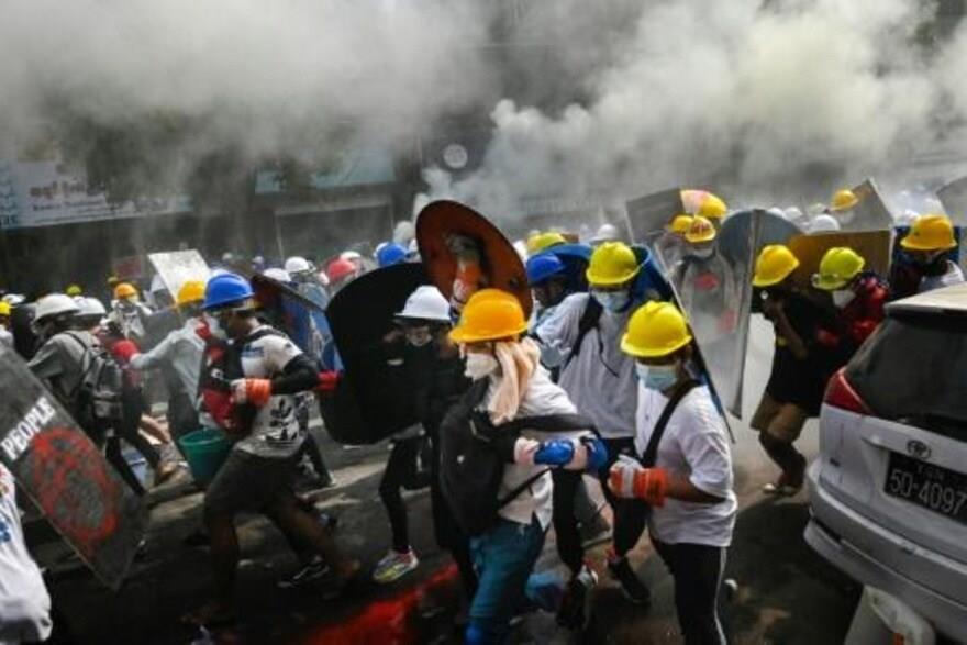  متظاهرون يهربون من قوات الامن في رانغون في 3 آذار