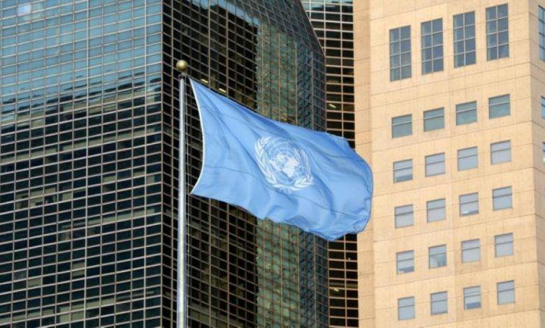  علم الأمم المتحدة أمام مقرها في نيويورك في 23 أيل