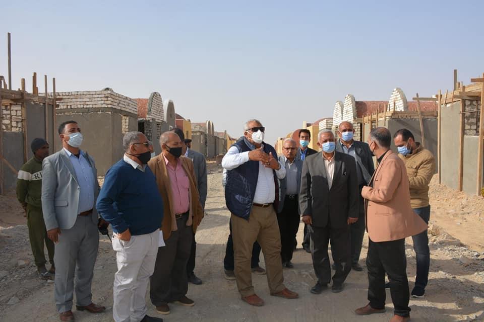 محافظ الوادي الجديد يزور مشروع قرىة جناح الجديدة