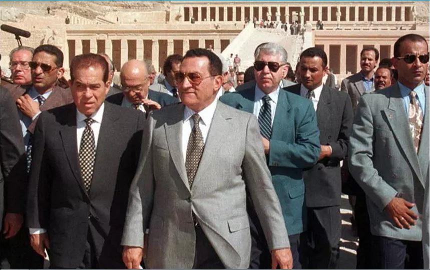 كمال الجنزوري مع الرئيس المصري الأسبق حسني مبارك -